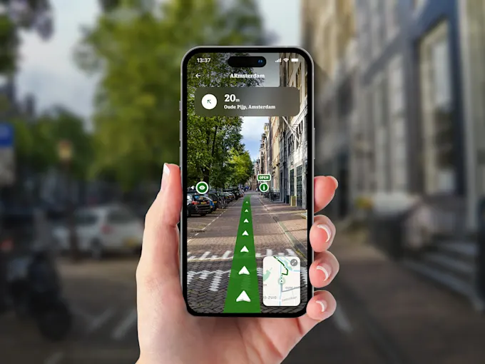 Reference image: an augmented-reality wayfinding app overlaying a green route arrow onto a city street, seen through a phone.